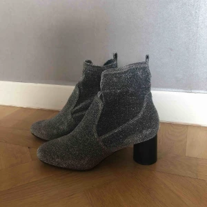  - SKITSNYGGA partyskor som är för små för mig:( Skulle tro att dom passar bättre på någon som har storlek 38-39! Kan skicka fler bilder😋 Köparen står för frakt🤠