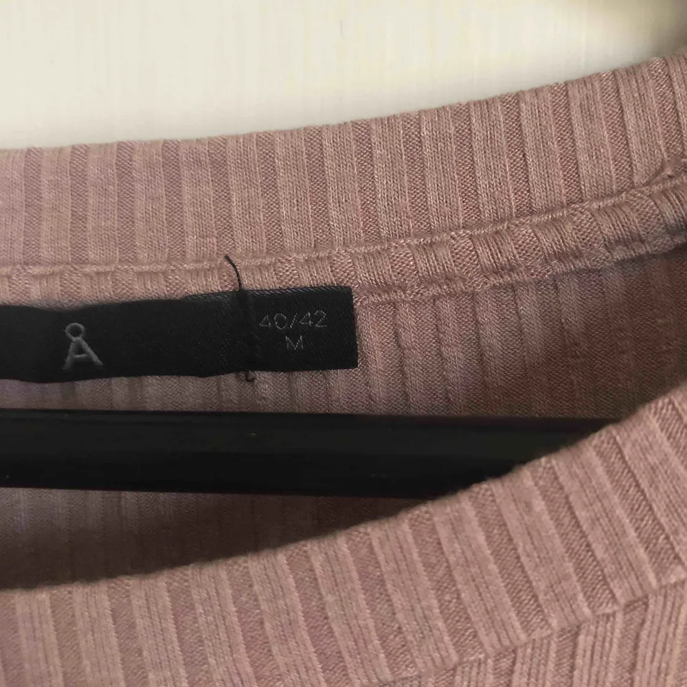 Gammalrosa tröja från Åhléns, använd 1 gång. Köparen står för frakt 🤠. Tröjor & Koftor.