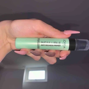  - En anti redness primer från Loreal, köpt på H&M. Säljer pga jag är mindre röd än vad jag trott och den funkar ej på mig. Har endast testats med finger efter tvättade händer men skulle säga att den är oanvänd. Kan mötas upp annars står köparen för frakten.