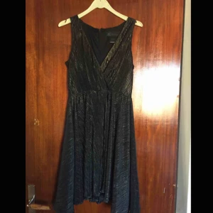  - Superfin, oanvänd, klänning från Kardashian. Prislapp kvar. Köpt i Florida. Strl s, men kan passa en M med. Frakt tillkommer. 
