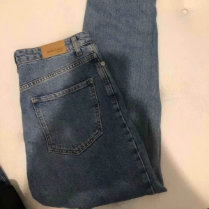  - Mom jeans från Gina i storlek 36. Aldrig använda så i nyskick!