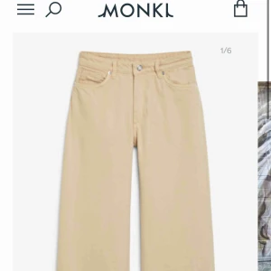  - Säljer dessa jeans från Monki! De har blivit för stora för mig så därför säljs de. Det är storlek 34 hos monki så i ”vanlig” storlek är det en 42/44 ungefär. Använda kanske 4 gånger så inte slitna alls. Finns i Karlskrona men kan även skicka!✨🦋