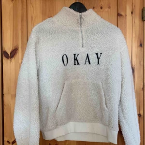  - Vit fluffig tröja, dragkedja, fint skick oanvänd. Köparen står för frakten.