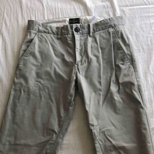  - Gråa chinos från Matinique, storlek 30-32 slum fit