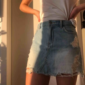 - Nu säljs denna superfina blåa jeanskjol. Kjolen kommer från Hollister och har storlek W25 som passar mig som har XS/S. Kjolen köptes med hål och slitningarna. 🧡