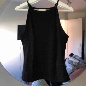  - Från H&M, aldrig använd!! Glittrigt med snygg passform