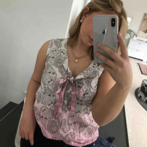  - Ett sjukt fint linne som är köpt från Esprit. Jag är vanligtvis en XS/S så det passar även dig som är som mig i storlek. Frakt kostar 63kr💛