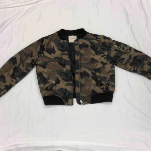  - Snygg bomberjacka från pull&bear i storlek L. Litet hål i ena fickan och små ”revor” på ena ärmen (se bilder). Priset är inklusive fraktkostnad.