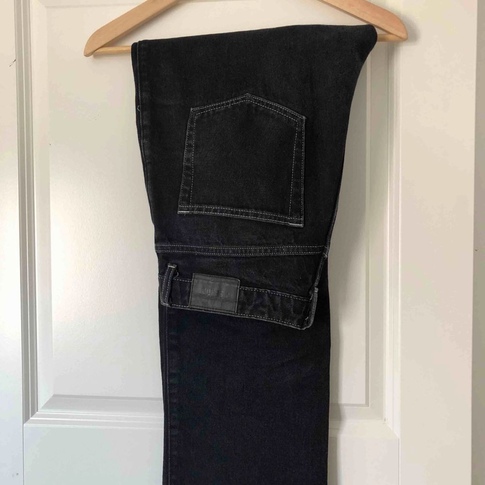 Svarta jeans med vit söm i modellen Rowe från Weekday, storlek 29/30. Köpte dessa på Plick men de var för stora för mig och kommer därför inte till användning. Frakt ingår inte i priset. Skriv till mig om du är intresserad! :) . Jeans & Byxor.