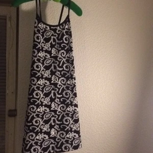  - Barn klänning st 156/164
Passar xs-s 
Crossback! 