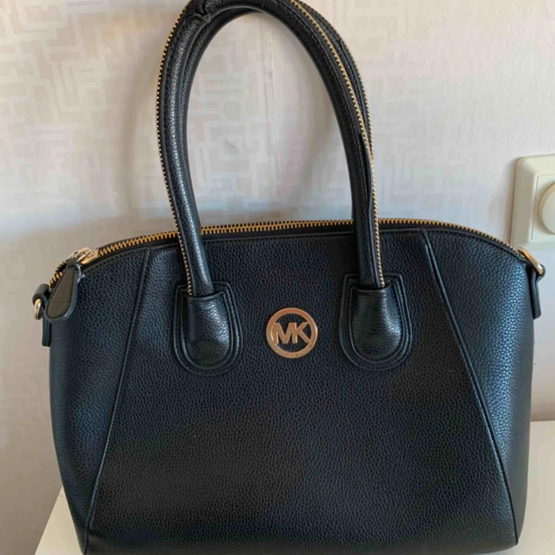 MK rymlig elegant väska i svart och guld! 