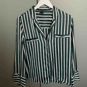 Pyjamaskjort blus  - Blus i jättefint lyxigt material som passar till det mesta. Knappt använd.