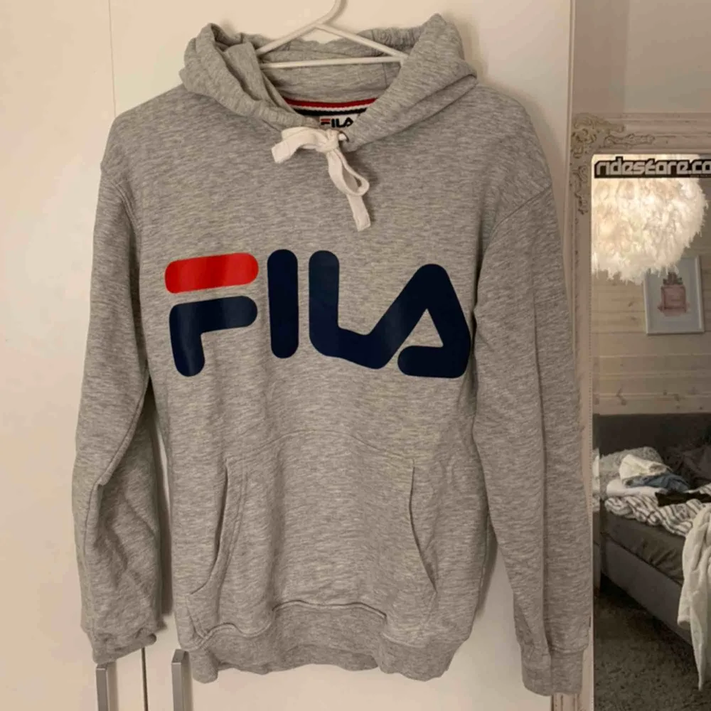 En FILA hoodie i princip nyskick, endast använd 3 gånger🤍🤍 frakten blir 79kr . Hoodies.