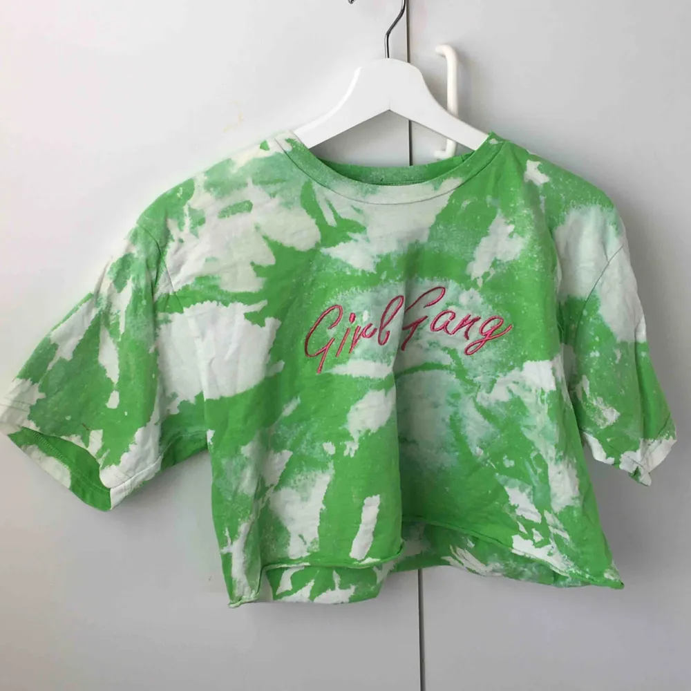 En SJUKT cool & unik croppad tie dye tshirt jag designat själv! 😍 Frakt 22 kr. T-shirts.