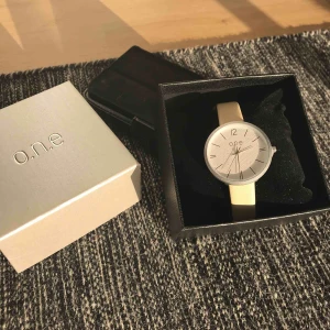  - Superfin oanvänd klocka från märket o.n.e, orginalpris 498kr. Beigt fake läderband och skyddsplast kvar. Eventuell frakt tillkommer 💗⚡️ kolla gärna in alla mina annonser🥰