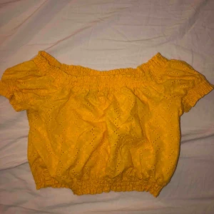  - Snygg liten topp i gult💛 blivit lite för liten för mig så säljer vidare