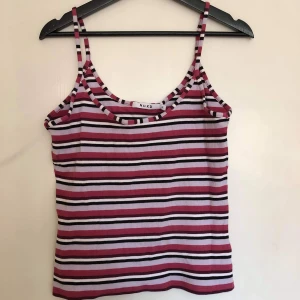 Randigt linne - Säljer detta randiga linnet köpt från NAKD. Det är helt onanvänt så i nyskick! 💞