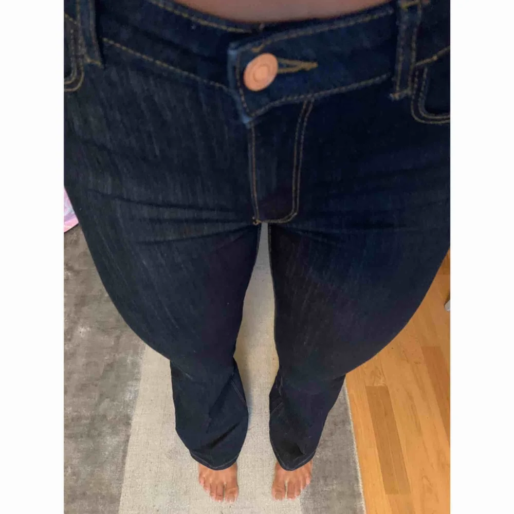 Svinsnygga flared jeans med pressveck 👖 Med hög midja och sitter som en smäck med någon enstaka procent elastan i. Nyskick  . Jeans & Byxor.