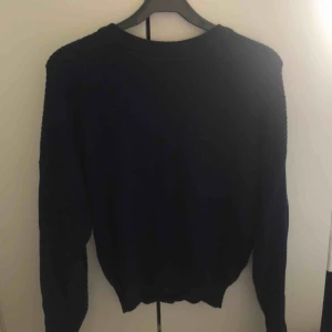  - En mörkblå stickad tröja från Pull & Bear. Sitter snyggt då den är lite vidare i armarna. 💜💜 frakt ligger på 80kr