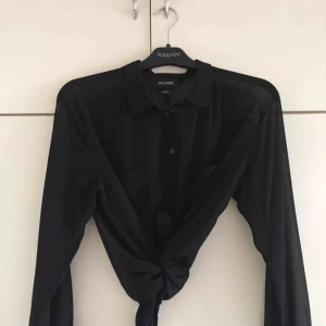Super snygg svart blus - Jättesnygg svart transparent blus, helt oanvänd!  Blusen är lite oversized, sitter jättesnyggt på 💕