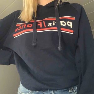  - Jätteskön marinblå hoodie från Gina. Passar både en xs och S. Mjukt material inuti. Köparen står för frakten