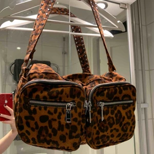  - NOELLA väska som inte kommer till användning mer. Använd cirka 2-3 gånger. Som ny och inga skador💕