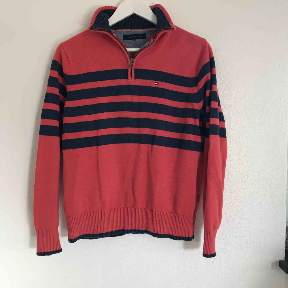 Superfin Tommy Hilfiger tröja. Strl S-M men passar även XS (lappen avklippt för den skavde). Mycket fint skick och härlig färg. Köpare står för eventuell frakt 💗⚡️. Toppar.