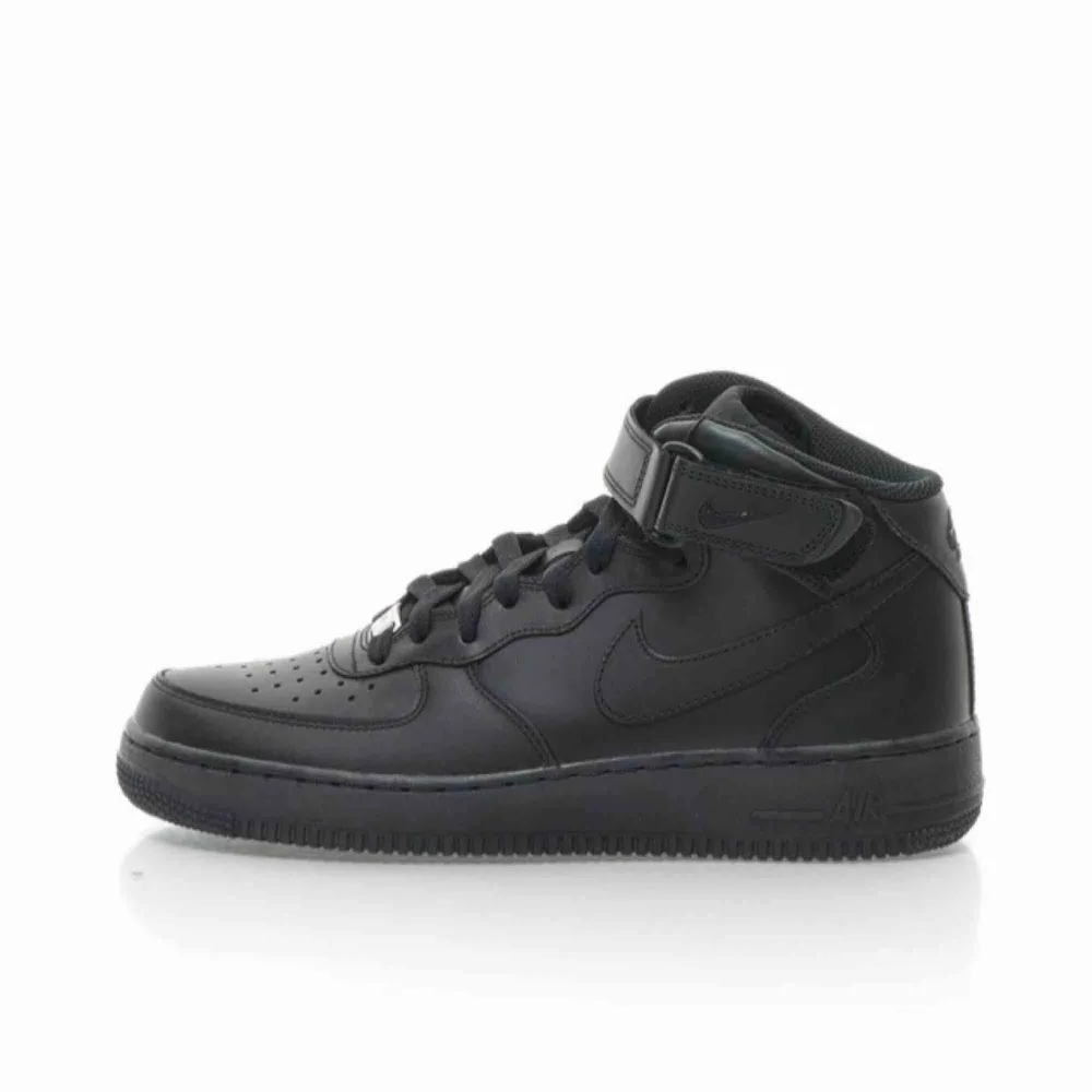 Säljer mina svarta air force 1 som jag endast använt i ca 2 månader. Det är sköna skor som är så enkla att gå med.Säljer dom för 300. Skor.