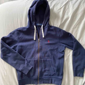  - Säljer/byter denna hoodie i storlek M, men den är lite mindre i storleken. Skriv om ni är intresserade eller tros ha något intressant klädesplagg! Öppen för bud
