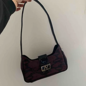  - Fin och trendig väska i lila ormskinn. Frakt ingår 