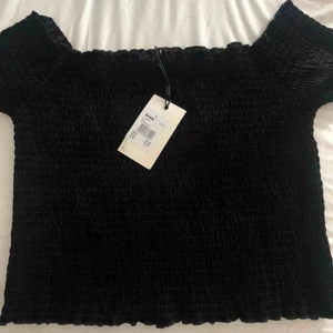 Topp - Jättefin svart smockad velour tröja från bikbok som är helt ny med prislappen på! Är kortare i modellen och passar så bra till både fest och vardag⚡️⚡️