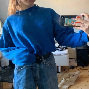  - En klarblå tjocktröja, superskön och fin🥳💙 säljer den för den har aldrig riktigt kommit till användning, köpare står för frakt men meddela mig om ni har ett annat prisförslag❣️