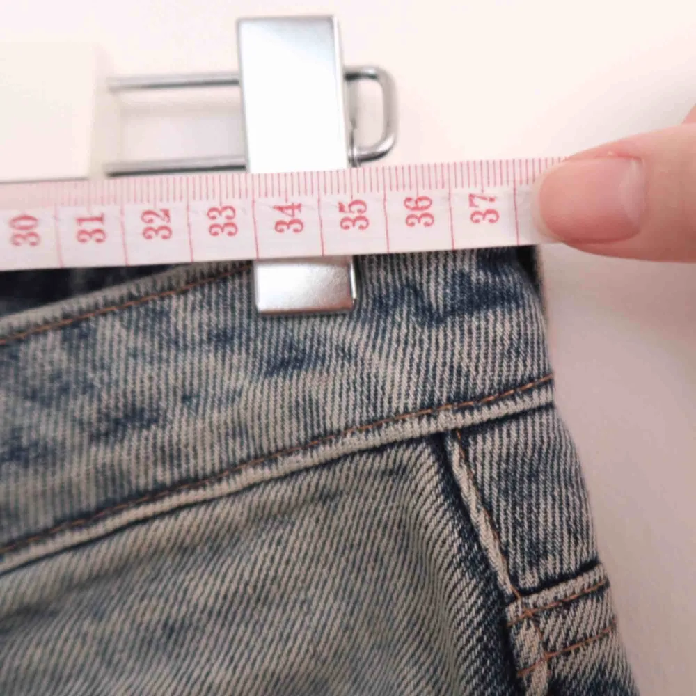Underbara Weekday jeans i modellen Ace 🌻 Washen är San Fran Blue 🚃  Storlek 27/32 men tycker de är stora i storleken, köpte dessa precis men säljer då de var för stora på mig. Mäter ca 37cm rakt över midjan!  Frakt tillkommer 📬. Jeans & Byxor.