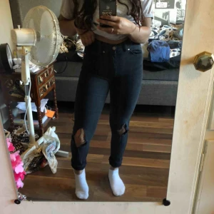  - Stretchiga jeans med självklippta hål på knäna! Säljer för att dem ligger bara i garderoben och tar plats!😩 Liten skada på innerlåret (svep) Jag är 152cm! NR 12;inget ni som köpare behöver bry er om, bara så jag håller koll själv!💘