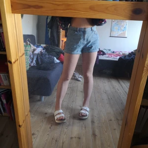 Blå jeansshorts  - Fina blå jeansshorts från Bershka! De är lite lösare i passformen och knappat använda💞 priset inkluderar frakt! 🦋