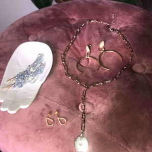  - Örhängena är guldpläterade i perfekt skick! 🌹 Olika priser