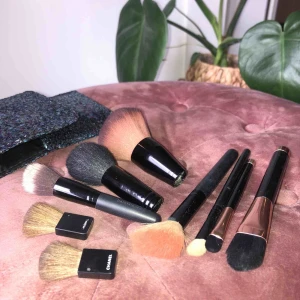  - 40kr/st, alla borstar är superbra skick! Foundationborsten är superbra och den från bareminerals är perfekt om man använder deras smink! 🌹