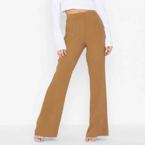  - Helt nya byxor från Nelly. De finns kvar på hemsidan - shaped suit pants men helt slut i storlek 36. Säljes då de helt enkelt inte passar mig. I priset ingår frakt! 