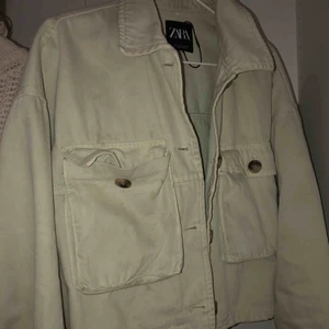  - Jätte fin gräddvit/mint grön jacka från Zara perfekt nu tilm våren! Säljer den billigt pga små smutsfläckar som bortse gå bort i tvätten🍒