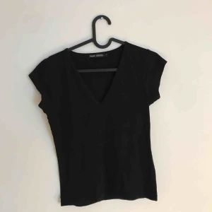  - T-shirt från Filippa K som knappt e använd. Djupare urringning för en mogen look. Frakt tillkommer 