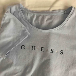  - Guess t-shirt i babyblått. Passar S-L beroende på hur man vill att den ska sitta
