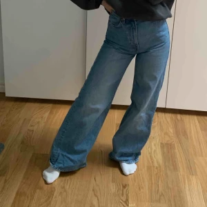  - Ace jeans från Weekday i storlek 24/32, straight/ rak modell med hög midja. Passar på den som är runt 1,64-1,67. Endast använda 1 gång, så dom är i toppskick!   Köpare betalar frakten på 59kr💝 Vid upphämtning så är det swisch som gäller💞 