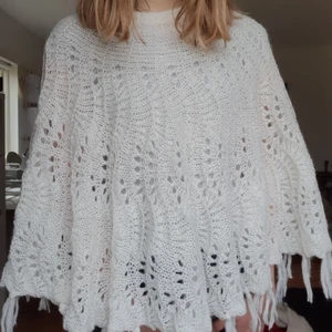 Poncho - Aldrig använd då jag fått den men den är inte riktigt min stil! Poncho som är supermysig att ha över klänning eller liknande på sommaren! Mötas upp i hbg, annars står köparen för frakten om du inte sammanlagt köper för mer än 250 kr!