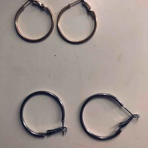  - Guld och silver örhängen  20kr/st eller båda för 30kr