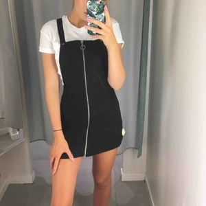  - svart hängselklänning 🖤 reglerbara hängslen, dragkedja hela vägen du kan även knäppa upp ena eller båda hängslena om du vill! Frakt tillkommer 🌸