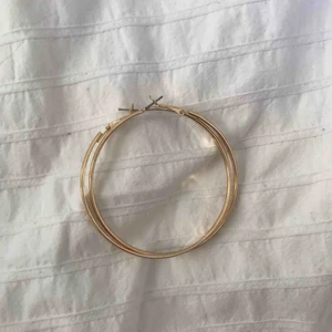  - Jag säljer ett par tidlösa hoops, guldiga och skitsnygga. Det enda paret är mindre än det andra. 29kr/st eller 40kr för båda! Betalning sker via swish och köparen står för frakten.🦋