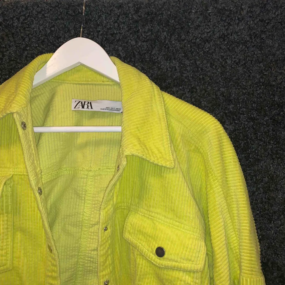 En jacka i neon från Zara. Knappt använd.. Jackor.