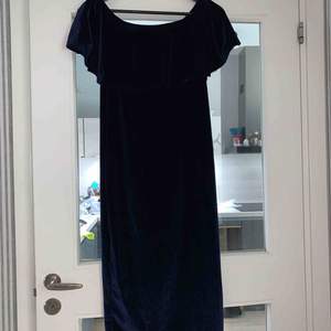  off shoulder mörkblå klänning i sammet material köpt från Nelly