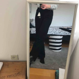  - Svarta vida/raka jeans från Boohoo, helt oanvända (lappen kvar), säljer pga har flera liknande byxor. Tar endast swish och köparen står för frakten💕