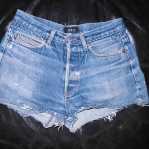  - Jeansshorts, storlek 29 från APC